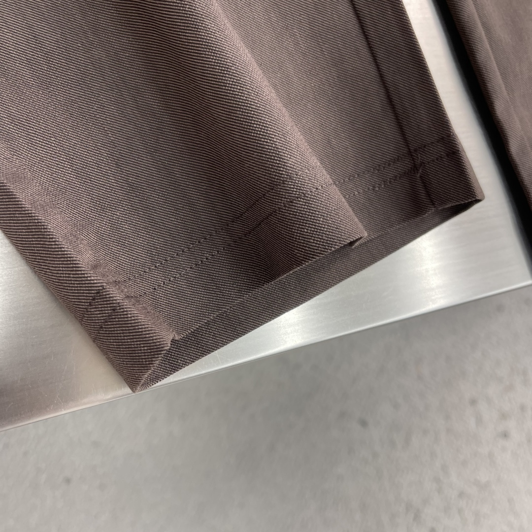 -Loro Piana 春夏季麻纹休闲裤长裤凝聚精裁工艺，以卓越非凡的版型和华贵创新的材质讲述传承与创新