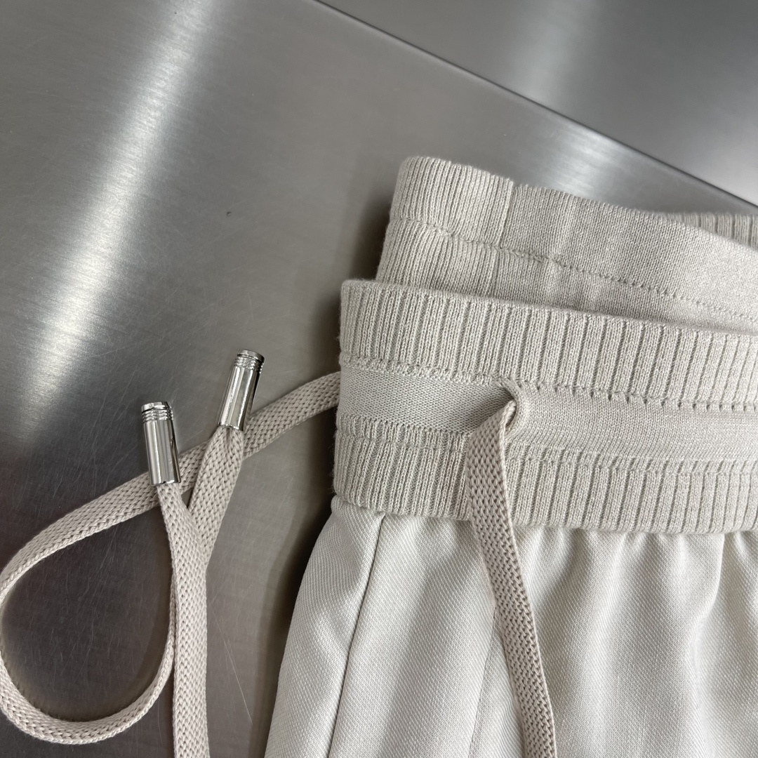 -Loro Piana 春夏季麻纹休闲裤长裤凝聚精裁工艺，以卓越非凡的版型和华贵创新的材质讲述传承与创新