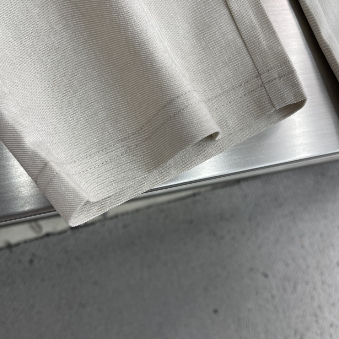 -Loro Piana 春夏季麻纹休闲裤长裤凝聚精裁工艺，以卓越非凡的版型和华贵创新的材质讲述传承与创新