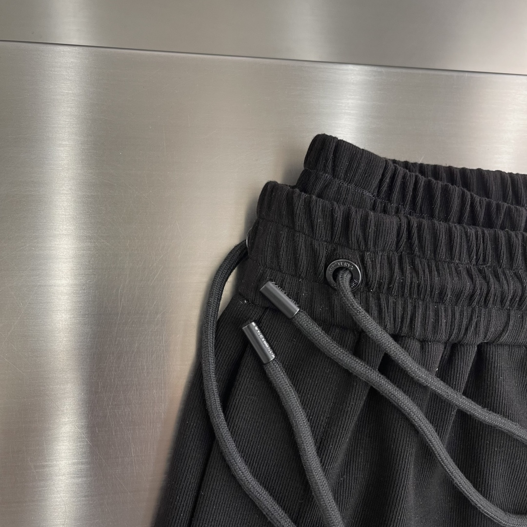 -🐦 鸟家 2026ss春夏时尚/休闲裤美学的焕新诠释,演绎浓郁的格调型时尚风范,细节感和设计感强悍.经