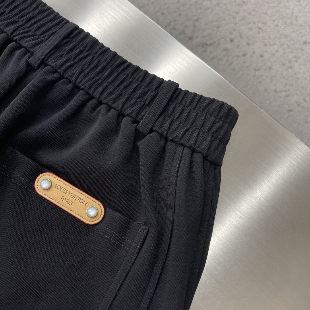 -驴牌 2026 春夏时尚/休闲裤美学的焕新诠释,演绎浓郁的格调型时尚风范,细节感和设计感强悍.经典品牌