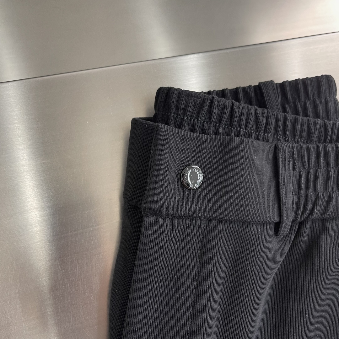 -驴牌 2026 春夏时尚/休闲裤美学的焕新诠释,演绎浓郁的格调型时尚风范,细节感和设计感强悍.经典品牌