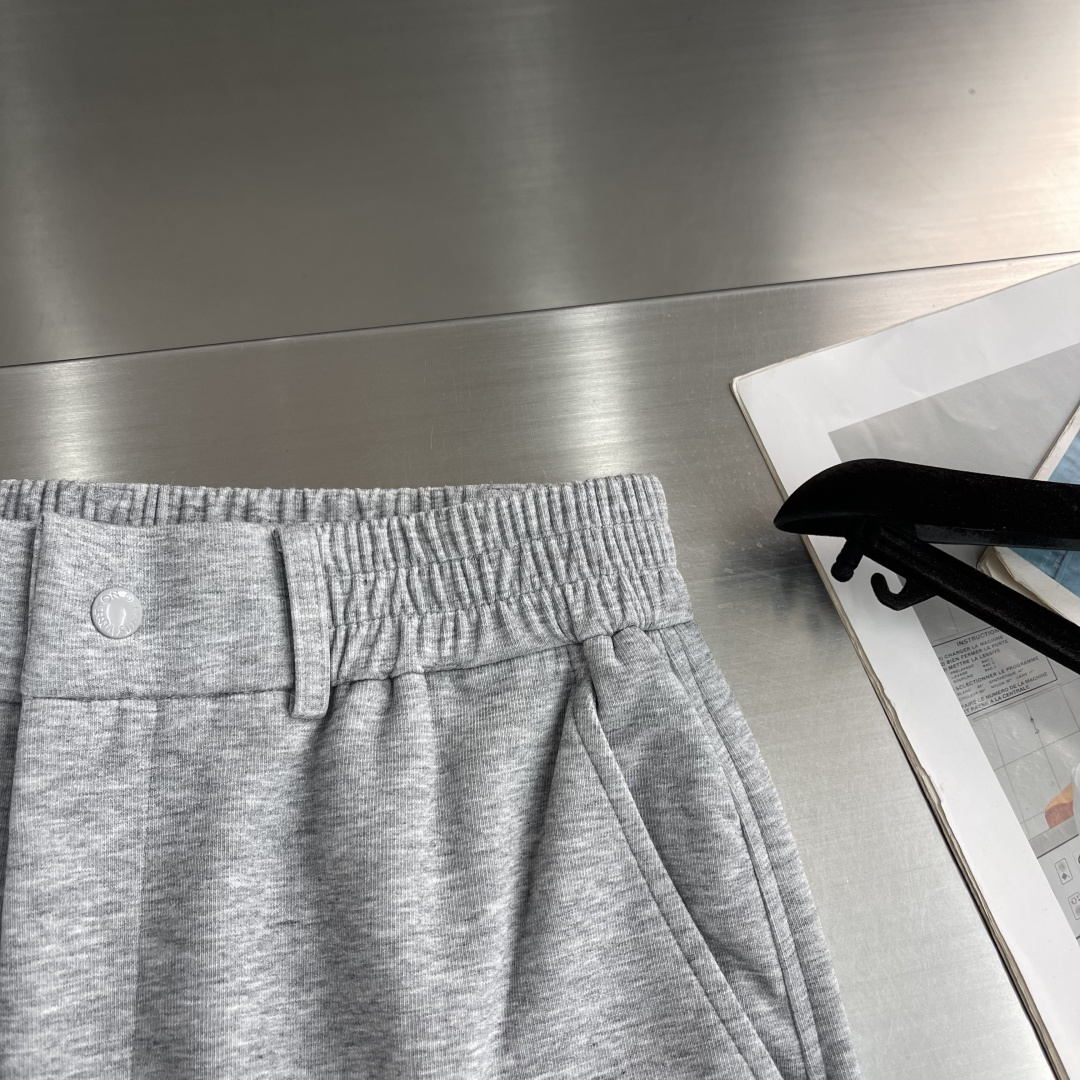 -驴牌 2026 春夏时尚/休闲裤美学的焕新诠释,演绎浓郁的格调型时尚风范,细节感和设计感强悍.经典品牌