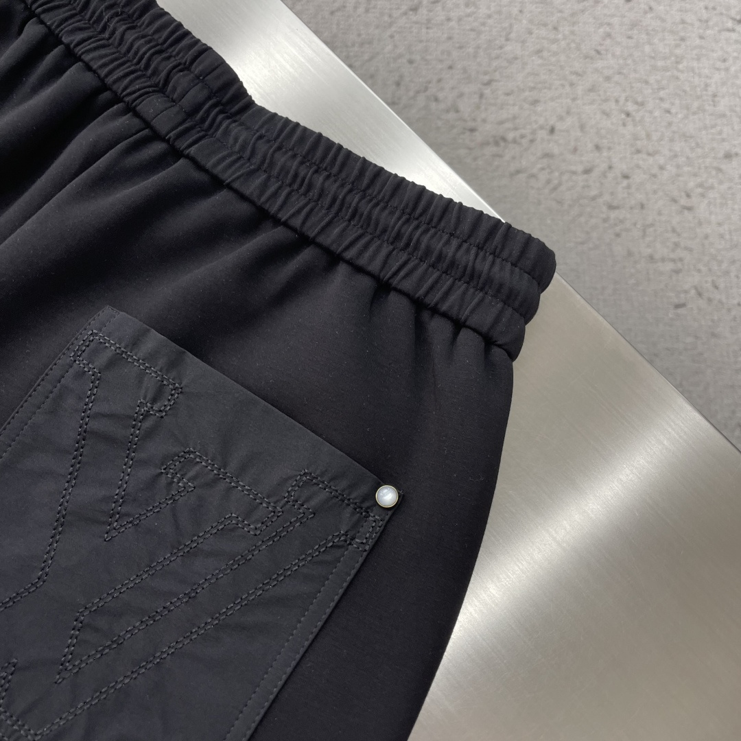 -驴牌 2026ss春夏时尚/休闲裤美学的焕新诠释,演绎浓郁的格调型时尚风范,细节感和设计感强悍.经典品