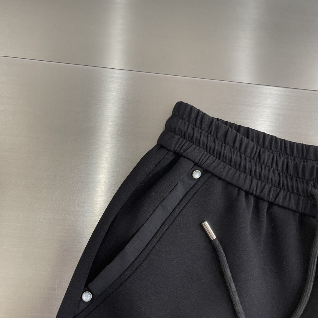 -驴牌 2026ss春夏时尚/休闲裤美学的焕新诠释,演绎浓郁的格调型时尚风范,细节感和设计感强悍.经典品