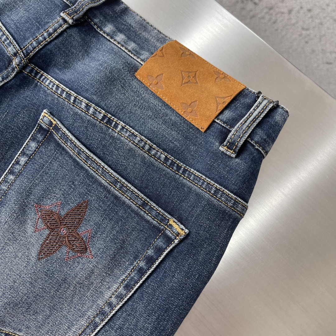 -驴牌 男士牛仔裤采用复古水洗工艺，深蓝做旧色调超有质感，后袋十字刺绣超有辨识度，高品质丹宁布，耐磨又舒