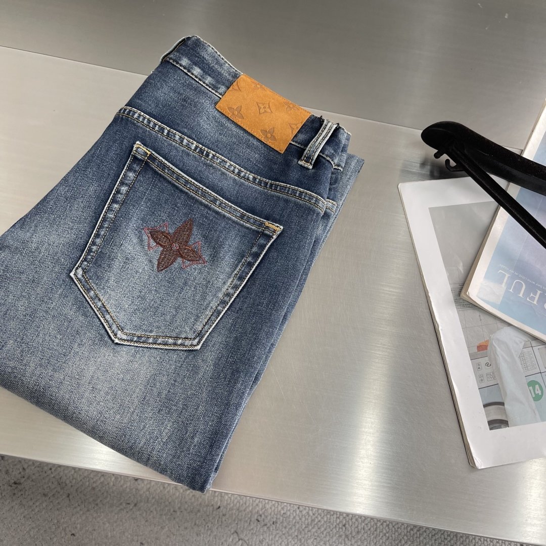 -驴牌 男士牛仔裤采用复古水洗工艺，深蓝做旧色调超有质感，后袋十字刺绣超有辨识度，高品质丹宁布，耐磨又舒