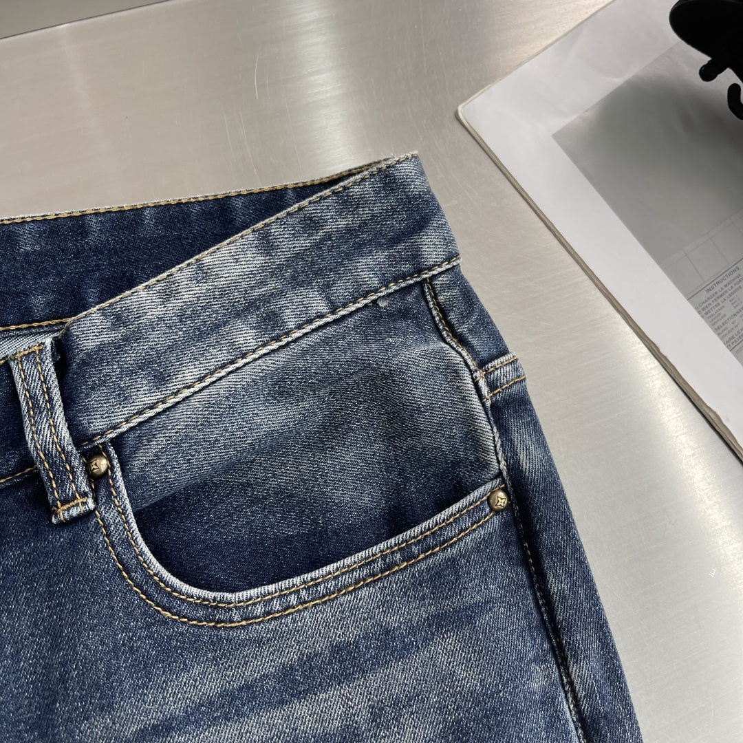 -驴牌 男士牛仔裤采用复古水洗工艺，深蓝做旧色调超有质感，后袋十字刺绣超有辨识度，高品质丹宁布，耐磨又舒