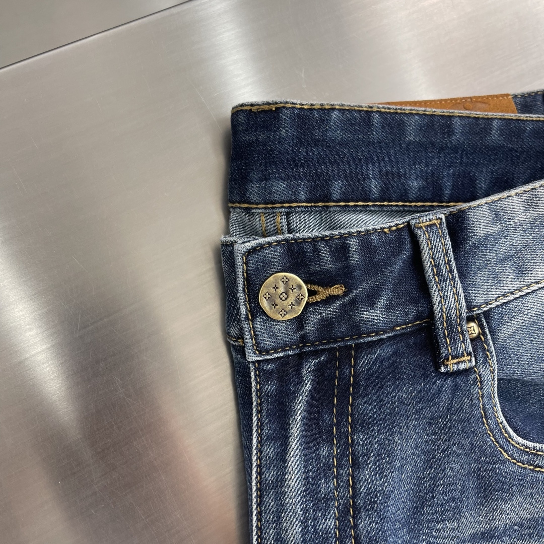 -驴牌 男士牛仔裤采用复古水洗工艺，深蓝做旧色调超有质感，后袋十字刺绣超有辨识度，高品质丹宁布，耐磨又舒