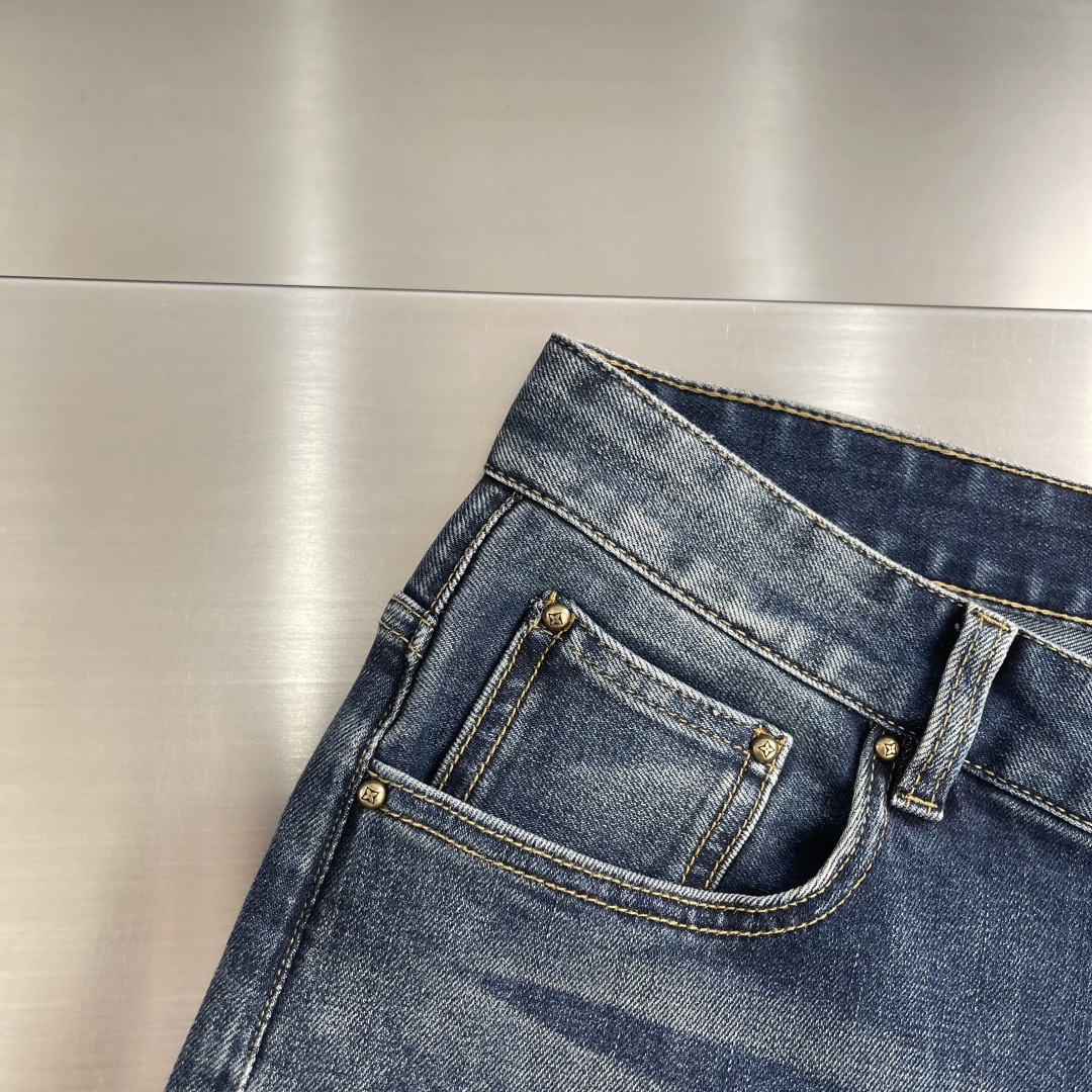 -驴牌 男士牛仔裤采用复古水洗工艺，深蓝做旧色调超有质感，后袋十字刺绣超有辨识度，高品质丹宁布，耐磨又舒