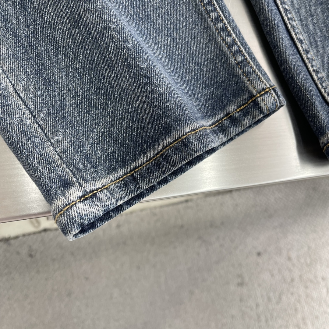 -驴牌 男士牛仔裤采用复古水洗工艺，深蓝做旧色调超有质感，后袋十字刺绣超有辨识度，高品质丹宁布，耐磨又舒