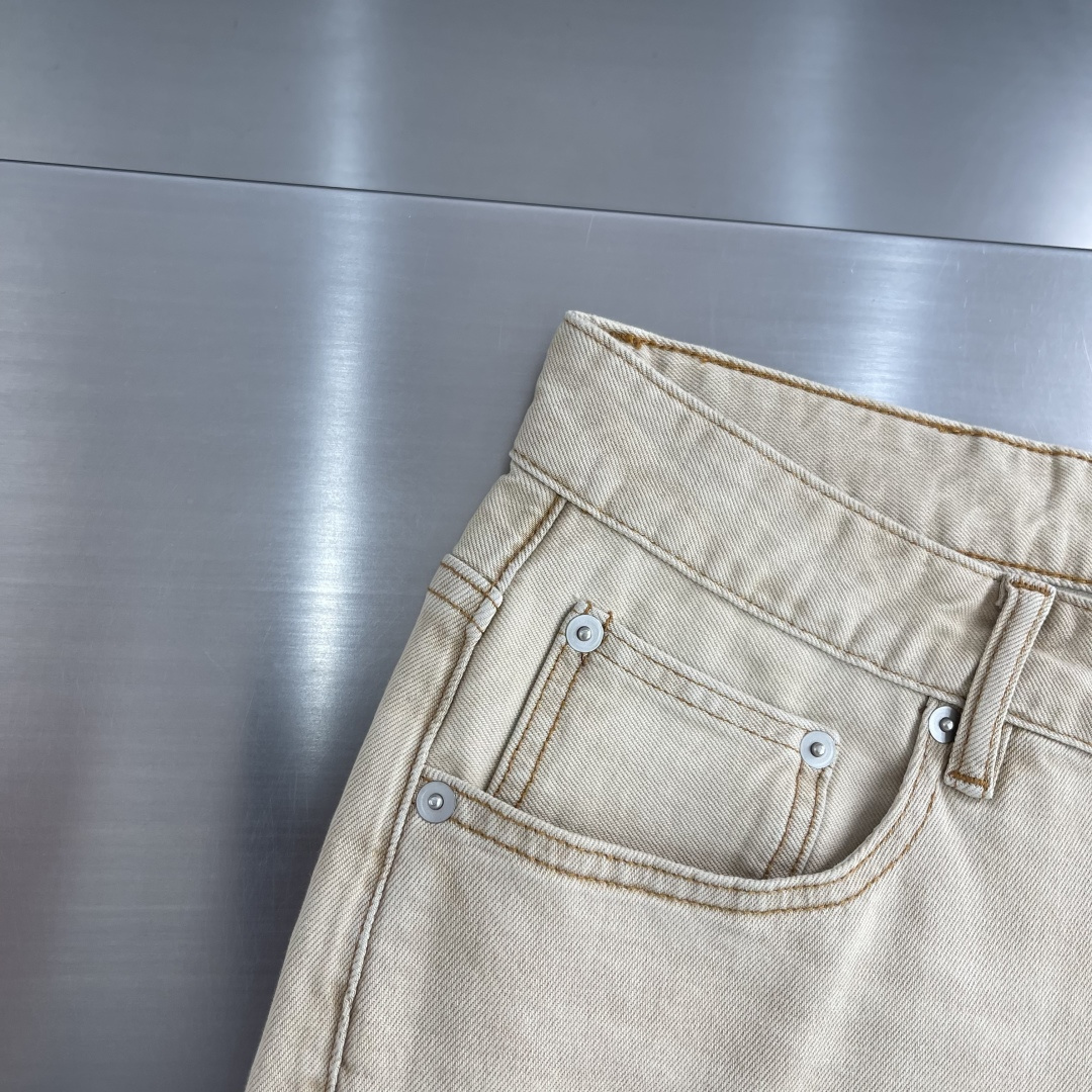 -Loro Piana 男士牛仔裤采用复古水洗工艺，深蓝做旧色调超有质感，后袋十字刺绣超有辨识度✨。高品