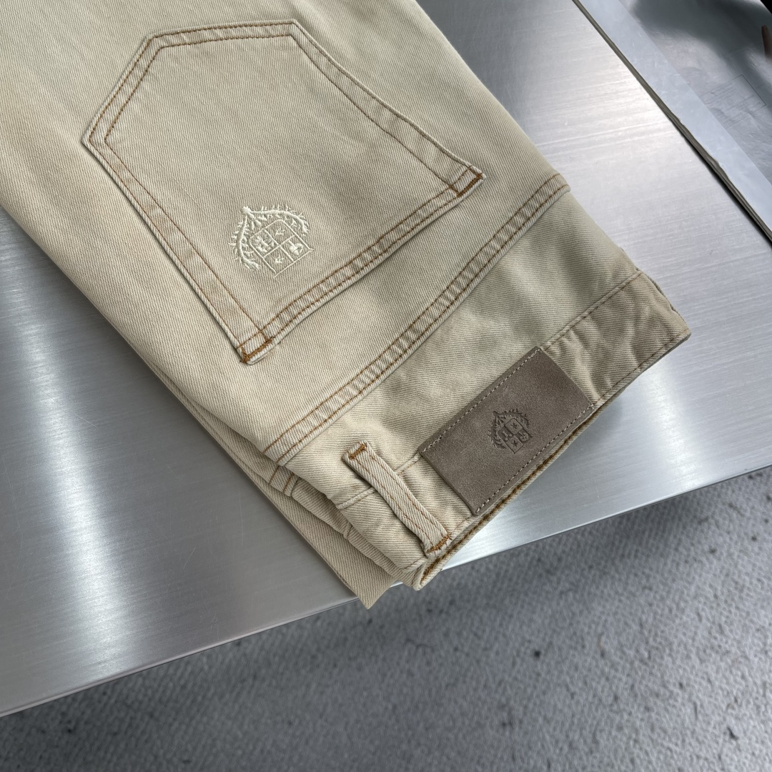 -Loro Piana 男士牛仔裤采用复古水洗工艺，深蓝做旧色调超有质感，后袋十字刺绣超有辨识度✨。高品