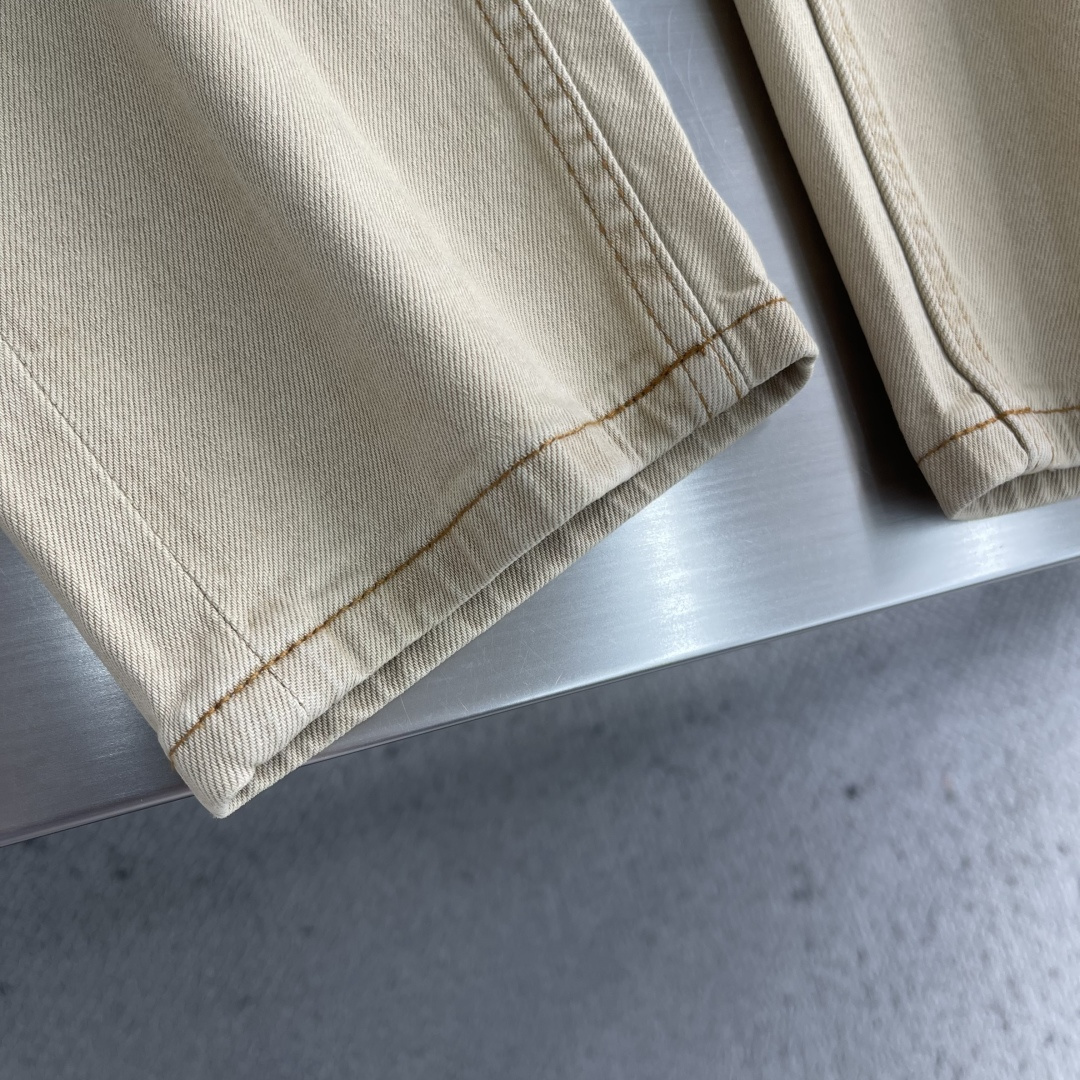 -Loro Piana 男士牛仔裤采用复古水洗工艺，深蓝做旧色调超有质感，后袋十字刺绣超有辨识度✨。高品