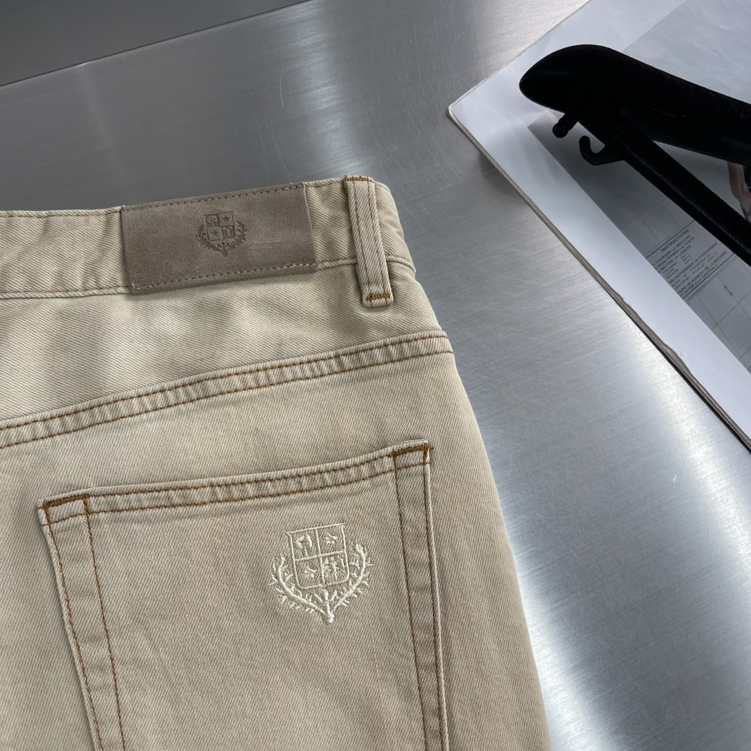 -Loro Piana 男士牛仔裤采用复古水洗工艺，深蓝做旧色调超有质感，后袋十字刺绣超有辨识度✨。高品