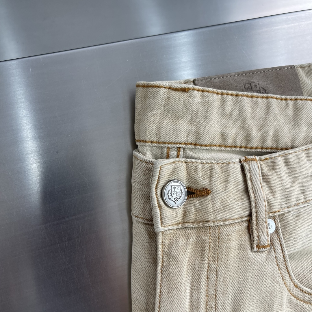 -Loro Piana 男士牛仔裤采用复古水洗工艺，深蓝做旧色调超有质感，后袋十字刺绣超有辨识度✨。高品