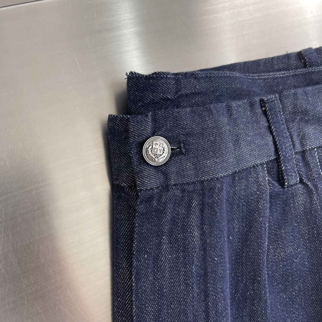 -Loro Piana 深蓝色斜口袋宽松直筒牛仔裤采用经典麻纤料牛仔布，面料采用莱赛尔+苎麻混纺，薄又舒