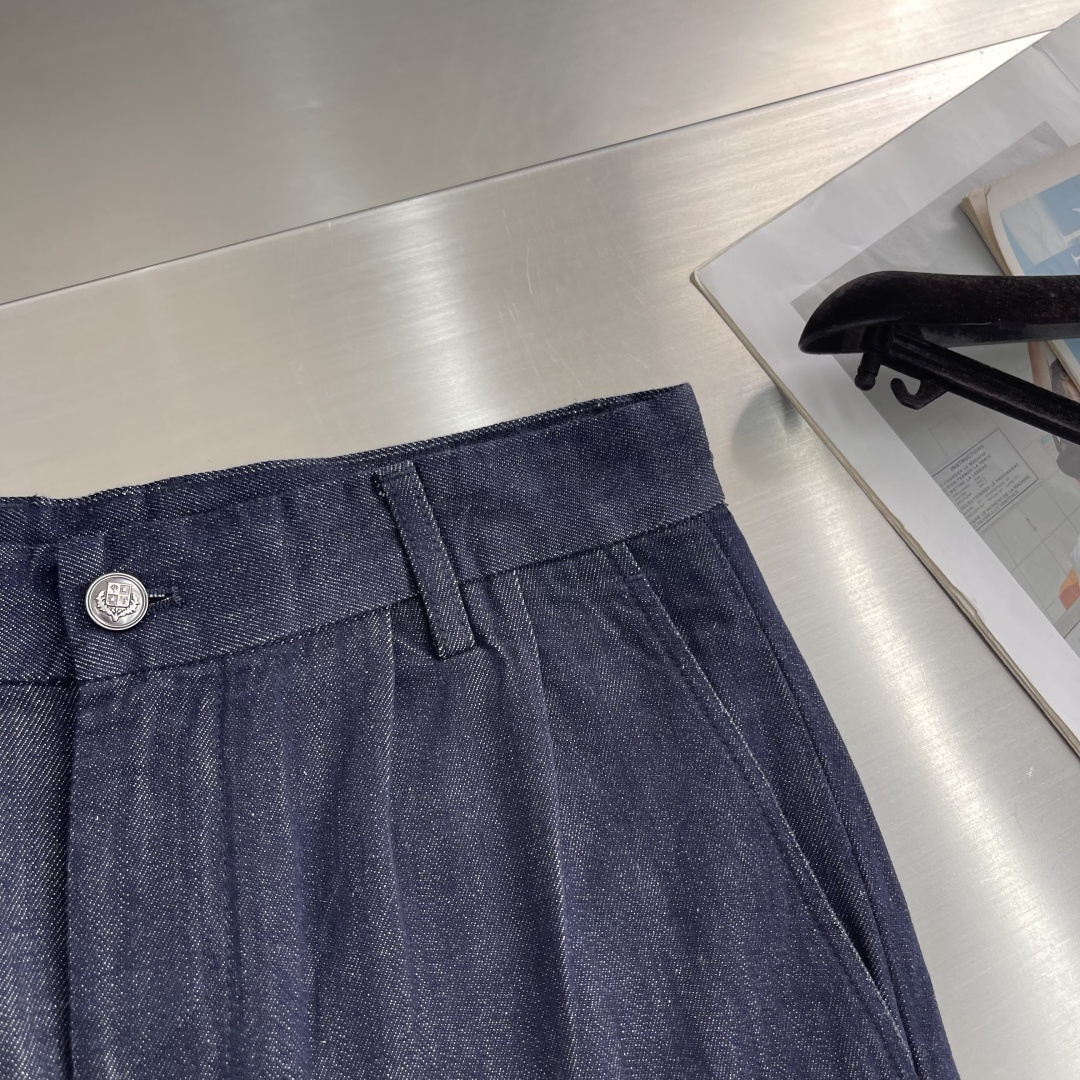 -Loro Piana 深蓝色斜口袋宽松直筒牛仔裤采用经典麻纤料牛仔布，面料采用莱赛尔+苎麻混纺，薄又舒
