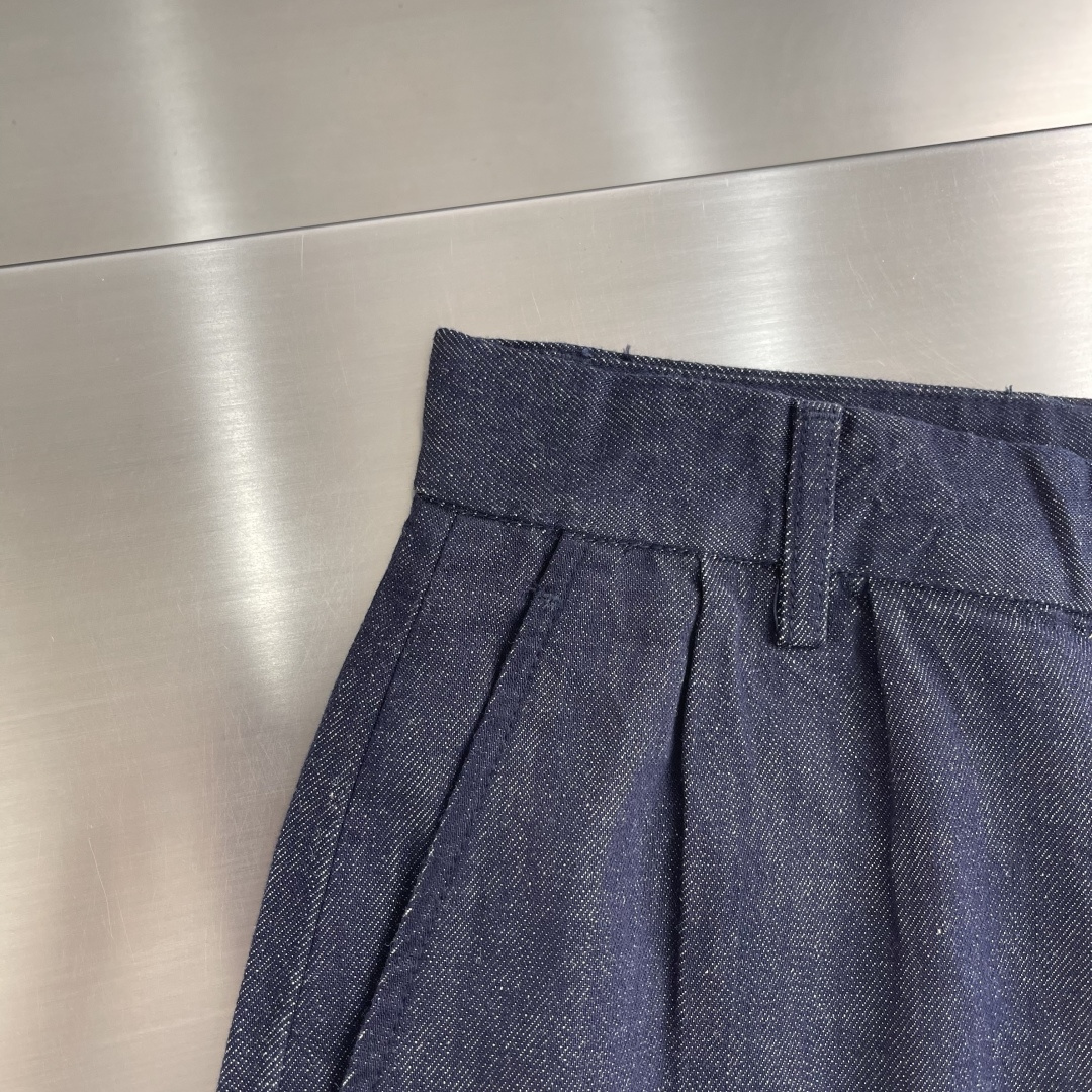 -Loro Piana 深蓝色斜口袋宽松直筒牛仔裤采用经典麻纤料牛仔布，面料采用莱赛尔+苎麻混纺，薄又舒