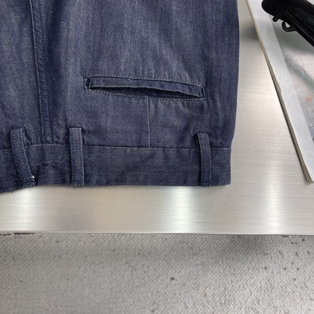 -Loro Piana 深蓝色斜口袋宽松直筒牛仔裤采用经典麻纤料牛仔布，面料采用莱赛尔+苎麻混纺，薄又舒