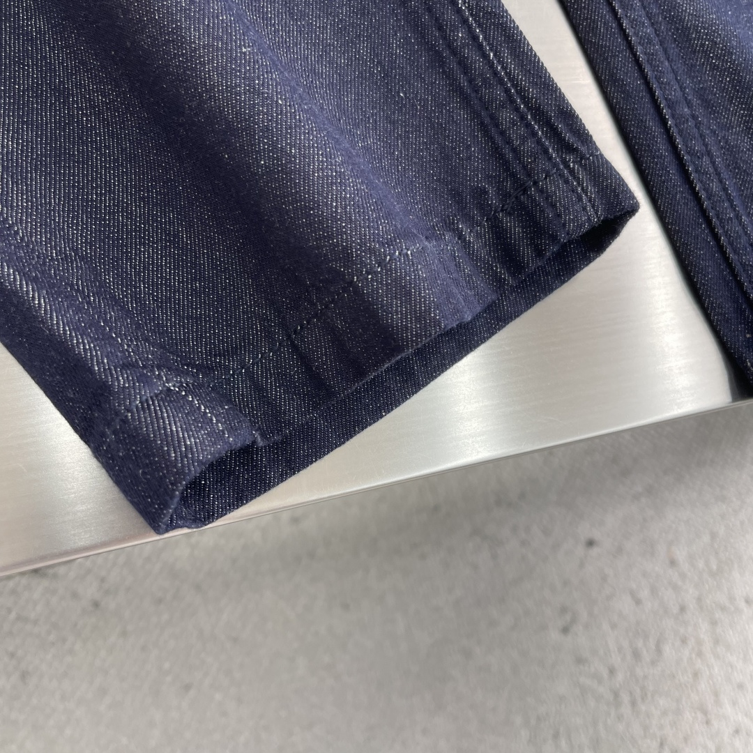 -Loro Piana 深蓝色斜口袋宽松直筒牛仔裤采用经典麻纤料牛仔布，面料采用莱赛尔+苎麻混纺，薄又舒
