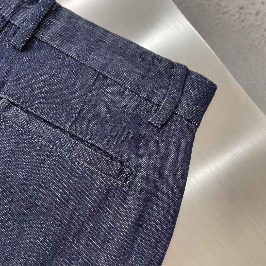 -Loro Piana 深蓝色斜口袋宽松直筒牛仔裤采用经典麻纤料牛仔布，面料采用莱赛尔+苎麻混纺，薄又舒