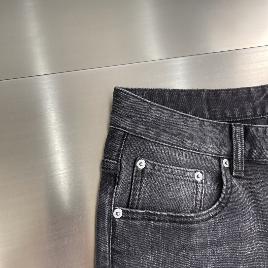 -PRAD 黑灰色小直筒牛仔裤，采用高品质丹宁面料，水洗做旧工艺带来复古质感。小直筒剪裁，舒适又显腿型，