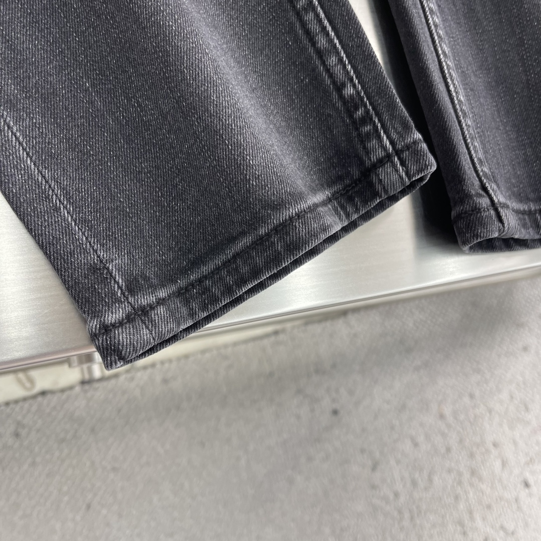 -PRAD 黑灰色小直筒牛仔裤，采用高品质丹宁面料，水洗做旧工艺带来复古质感。小直筒剪裁，舒适又显腿型，