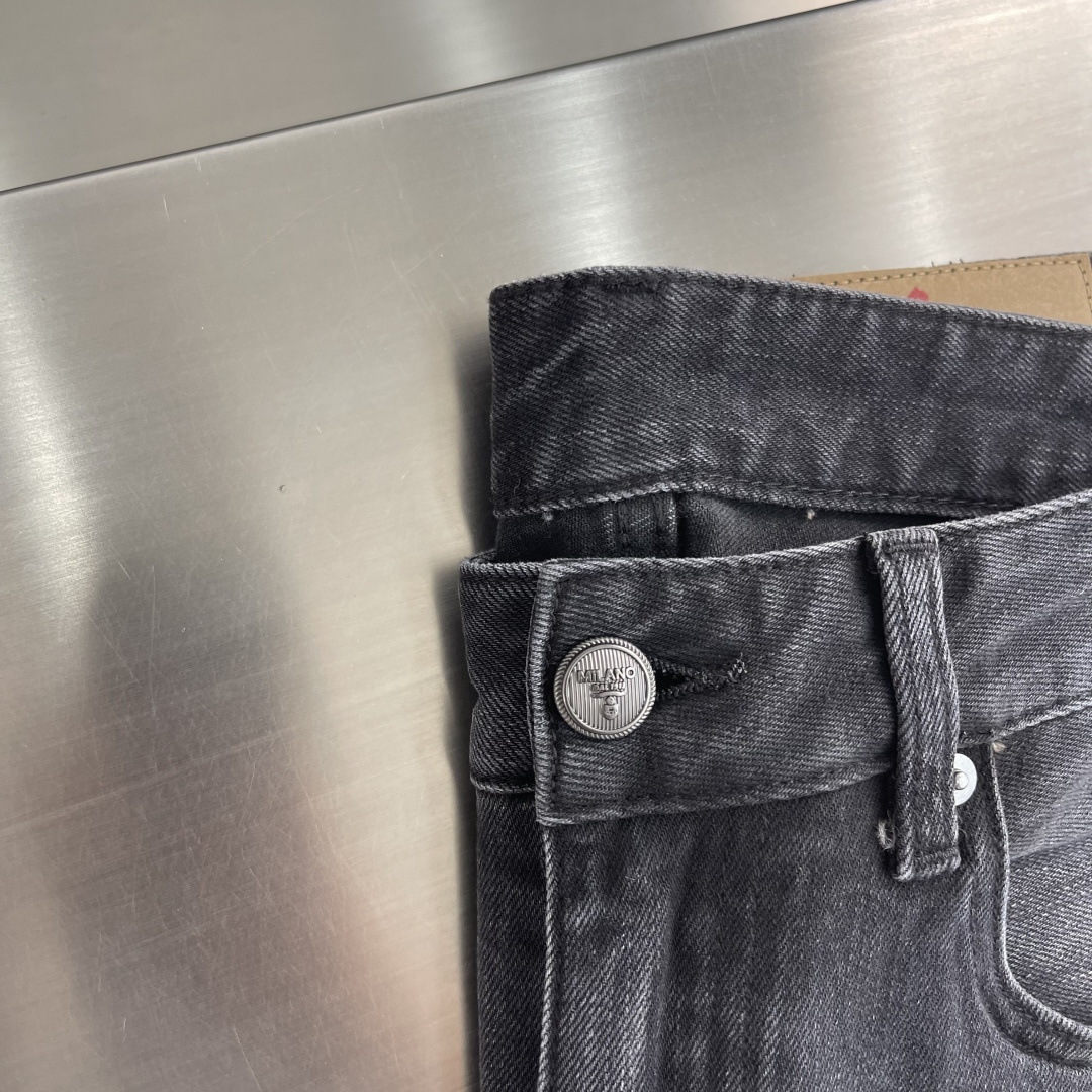 -PRAD 黑灰色小直筒牛仔裤，采用高品质丹宁面料，水洗做旧工艺带来复古质感。小直筒剪裁，舒适又显腿型，