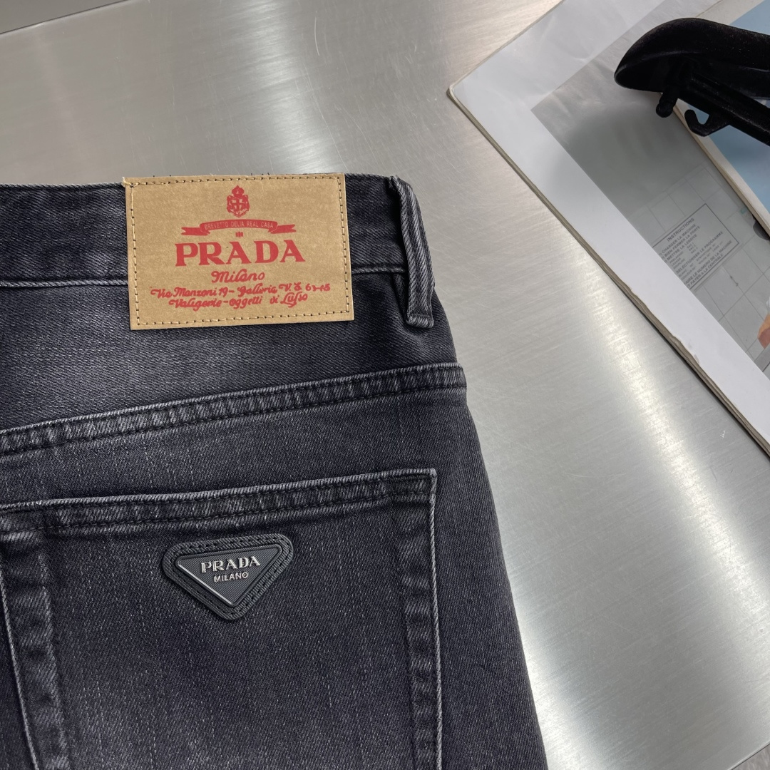 -PRAD 黑灰色小直筒牛仔裤，采用高品质丹宁面料，水洗做旧工艺带来复古质感。小直筒剪裁，舒适又显腿型，