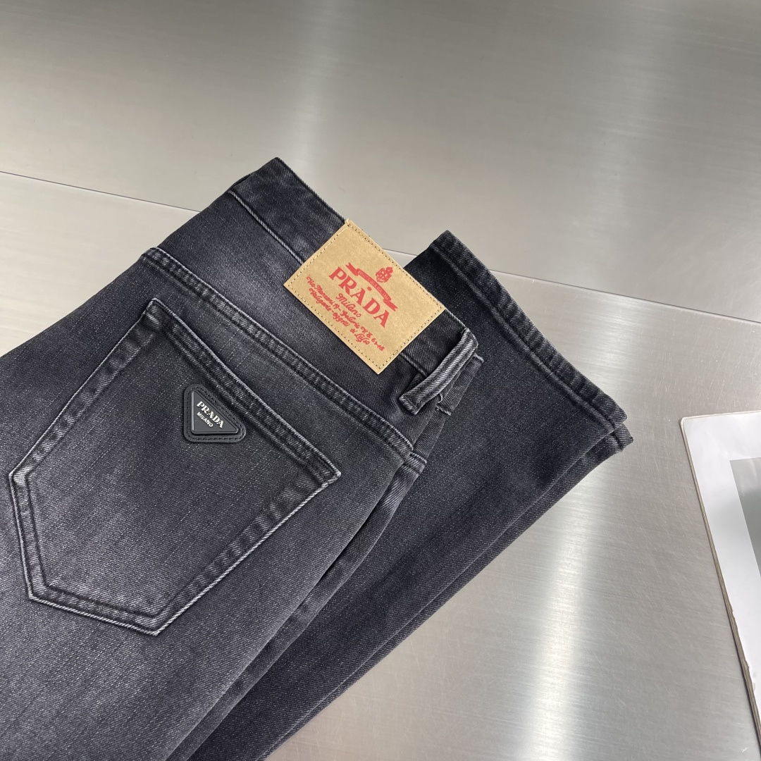-PRAD 黑灰色小直筒牛仔裤，采用高品质丹宁面料，水洗做旧工艺带来复古质感。小直筒剪裁，舒适又显腿型，