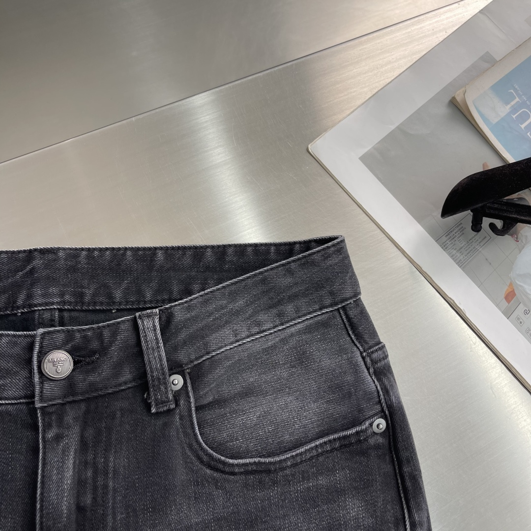 -PRAD 黑灰色小直筒牛仔裤，采用高品质丹宁面料，水洗做旧工艺带来复古质感。小直筒剪裁，舒适又显腿型，