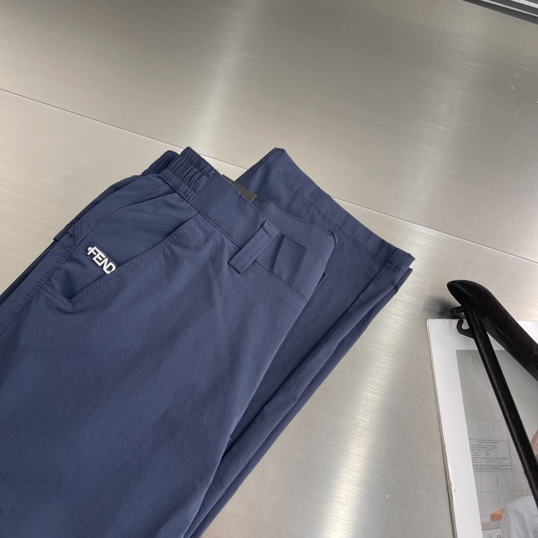 NO:872628,-FEND Spring and summer thin men's casual pants, black, gray and blue, classic three colors, low-key and elegant. Highly elastic and quick-drying fabrics, the upper body is draped and unrestricted. Iconic metal logo embellishment on the back waist, full of details. Straight and slightly wide version, flattering the leg shape without being too picky. Suitable for commuting/casual/daily multi-scenarios, the first choice for high-end men. Sizes 29-38 (35 37),,fendi,19860909-FEND 春夏薄款 男士休闲裤 黑.灰.蓝,经典三色,低调显贵 甄选高弹速干面料,上身垂顺无束缚 后腰标志性金属徽标点缀,细节拉满 直筒微阔版型,修饰腿型不挑身材 通勤/休闲/日常多场景适配,高阶男士穿搭首选 尺码29-38(35 37),,fendi,,Men's clothing