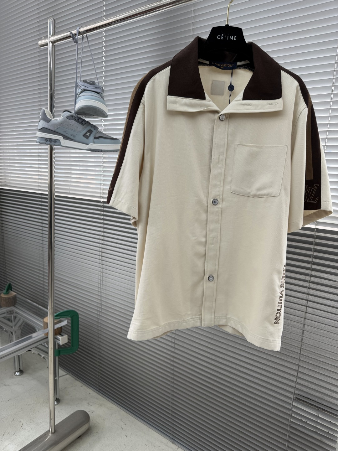 NO:935527,Tops - Donkey brand 26ss new spring series short-sleeved striped button-down shirt men's high version. Size S. M. L.19860909上衣 -驴牌 26ss新款春季系列 短袖条纹纽扣 衬衫 男款 高版本. 码数S. M. L. XL 衣长7071.5 7374.5 胸围 120 124 128 132 肩宽48505254,,louis vuitton,shirts,T-shirt,,Men's clothing