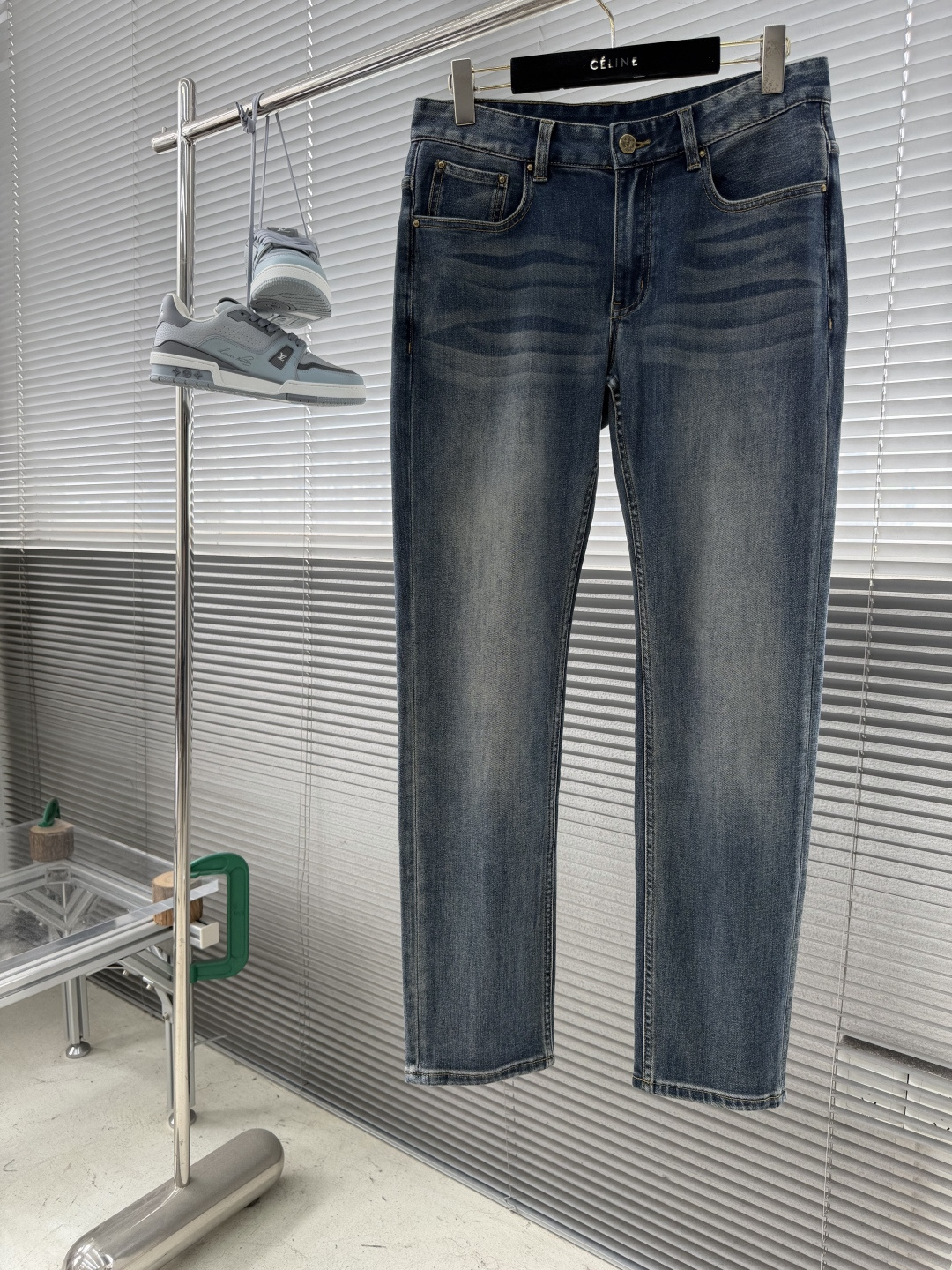 -驴牌 男士牛仔裤采用复古水洗工艺，深蓝做旧色调超有质感，后袋十字刺绣超有辨识度，高品质丹宁布，耐磨又舒