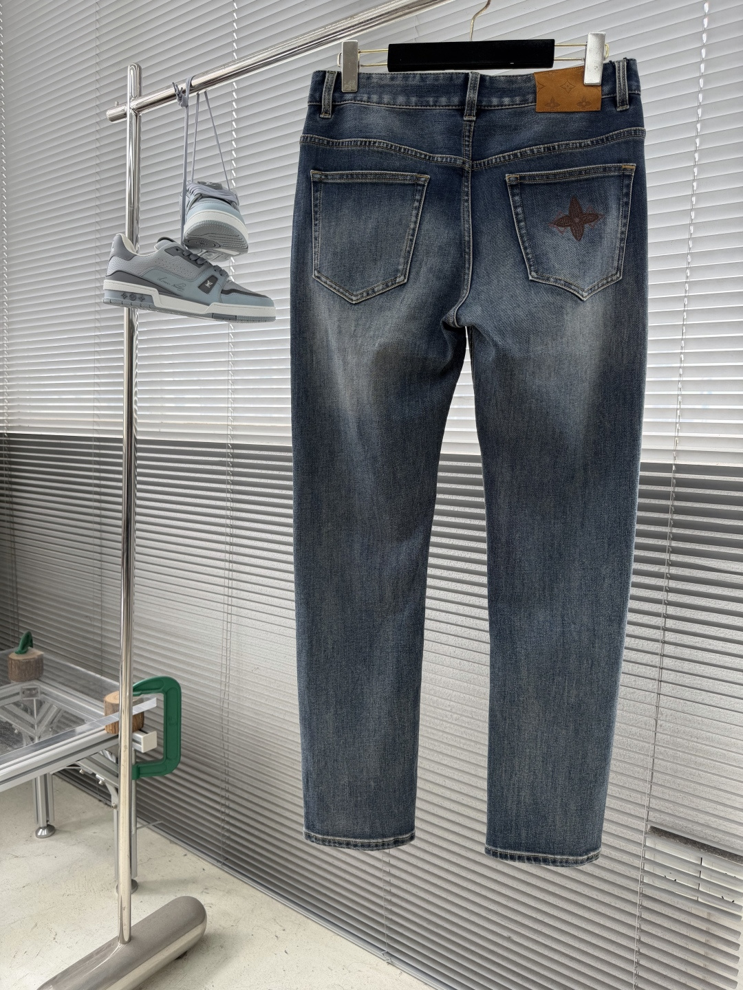 -驴牌 男士牛仔裤采用复古水洗工艺，深蓝做旧色调超有质感，后袋十字刺绣超有辨识度，高品质丹宁布，耐磨又舒
