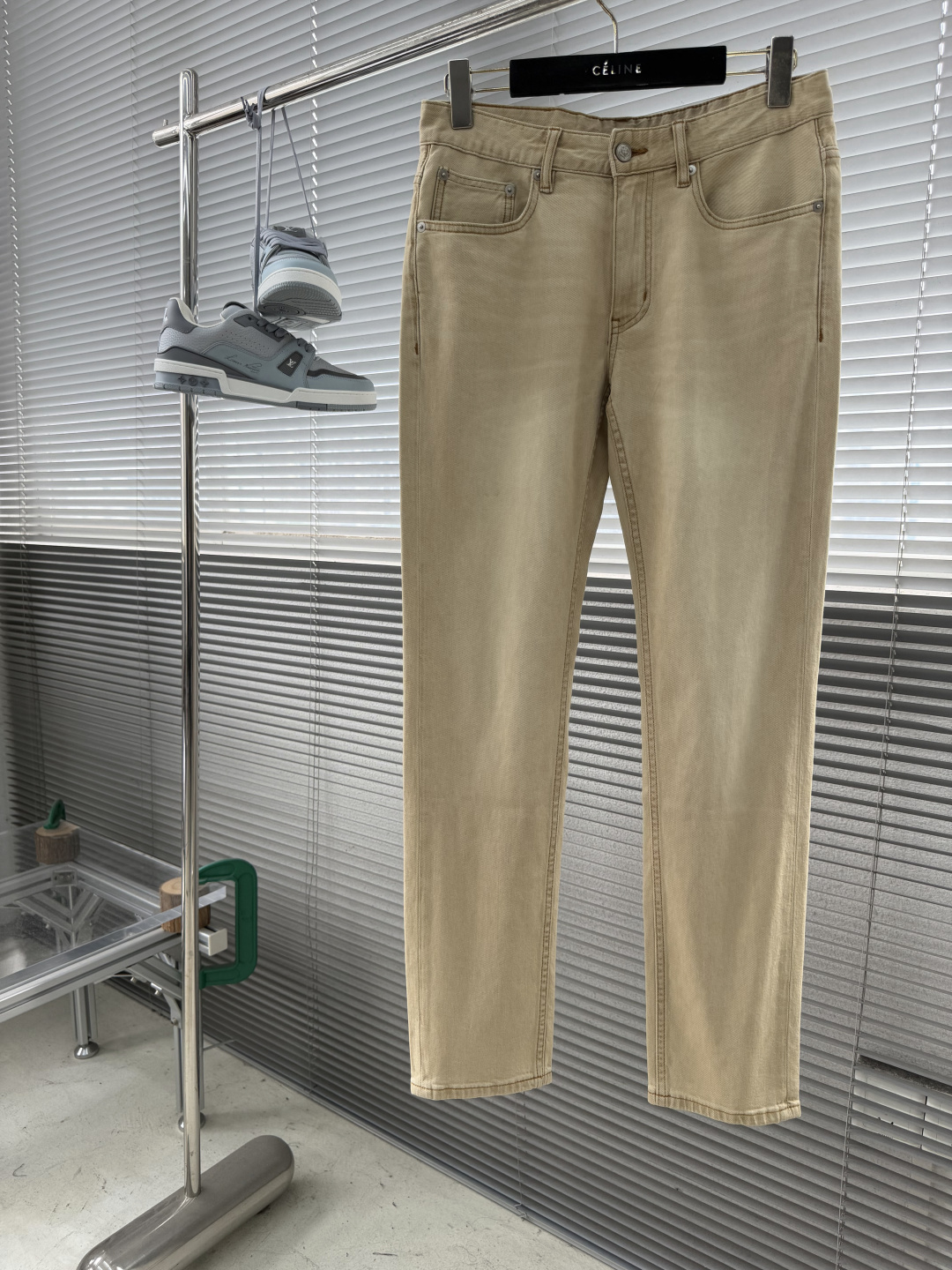 -Loro Piana 男士牛仔裤采用复古水洗工艺，深蓝做旧色调超有质感，后袋十字刺绣超有辨识度✨。高品