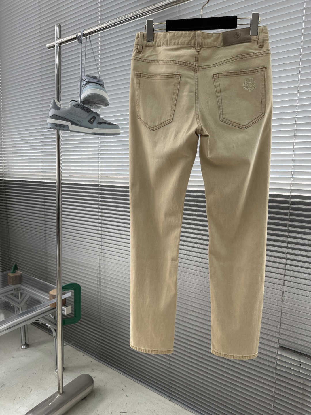 -Loro Piana 男士牛仔裤采用复古水洗工艺，深蓝做旧色调超有质感，后袋十字刺绣超有辨识度✨。高品