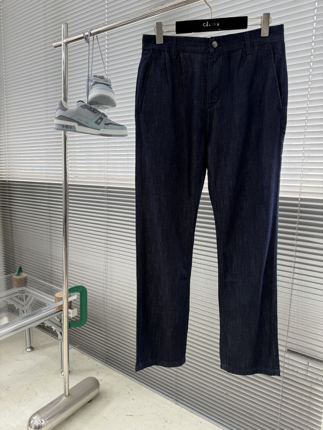 -Loro Piana 深蓝色斜口袋宽松直筒牛仔裤采用经典麻纤料牛仔布，面料采用莱赛尔+苎麻混纺，薄又舒