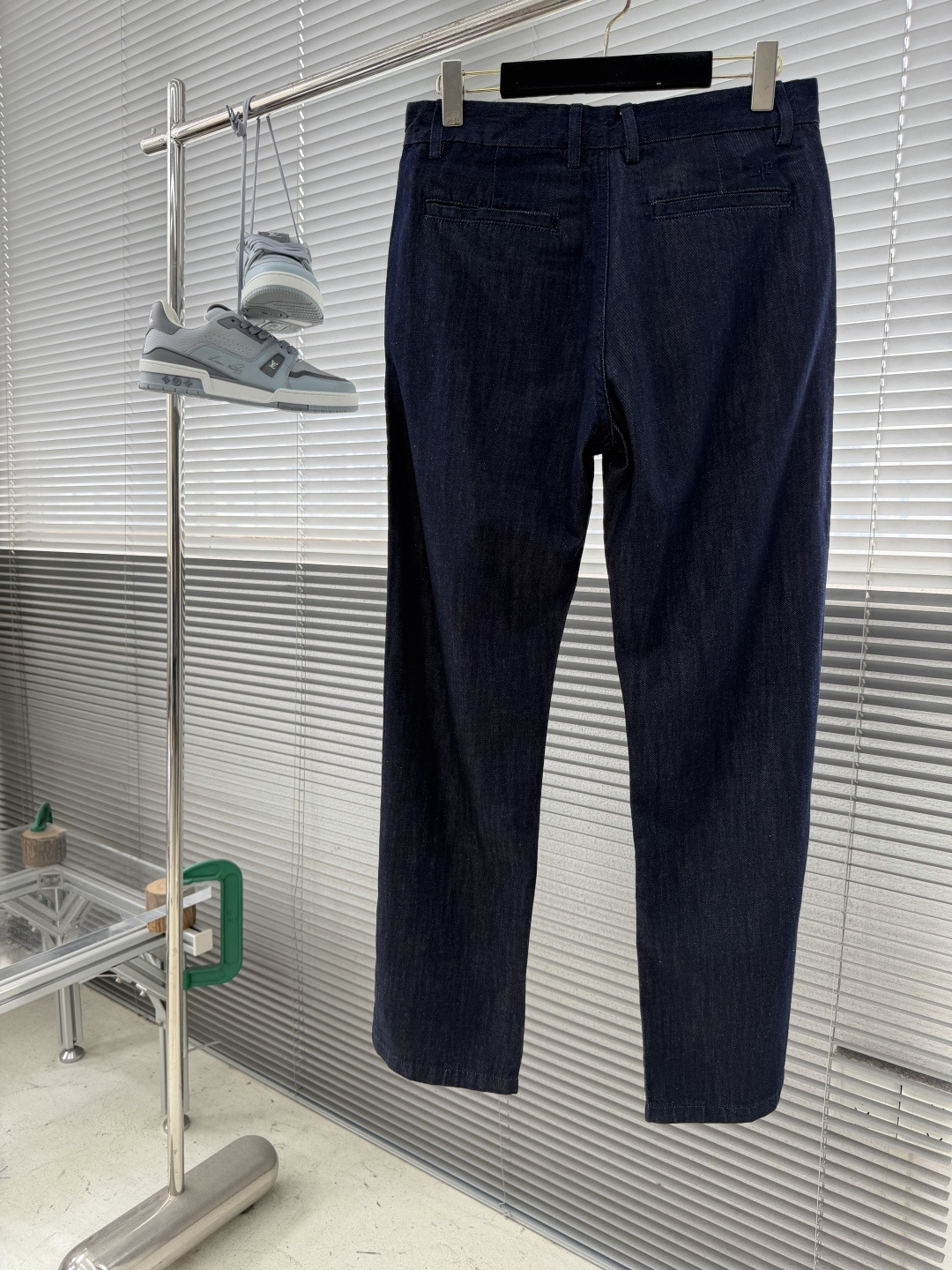 -Loro Piana 深蓝色斜口袋宽松直筒牛仔裤采用经典麻纤料牛仔布，面料采用莱赛尔+苎麻混纺，薄又舒