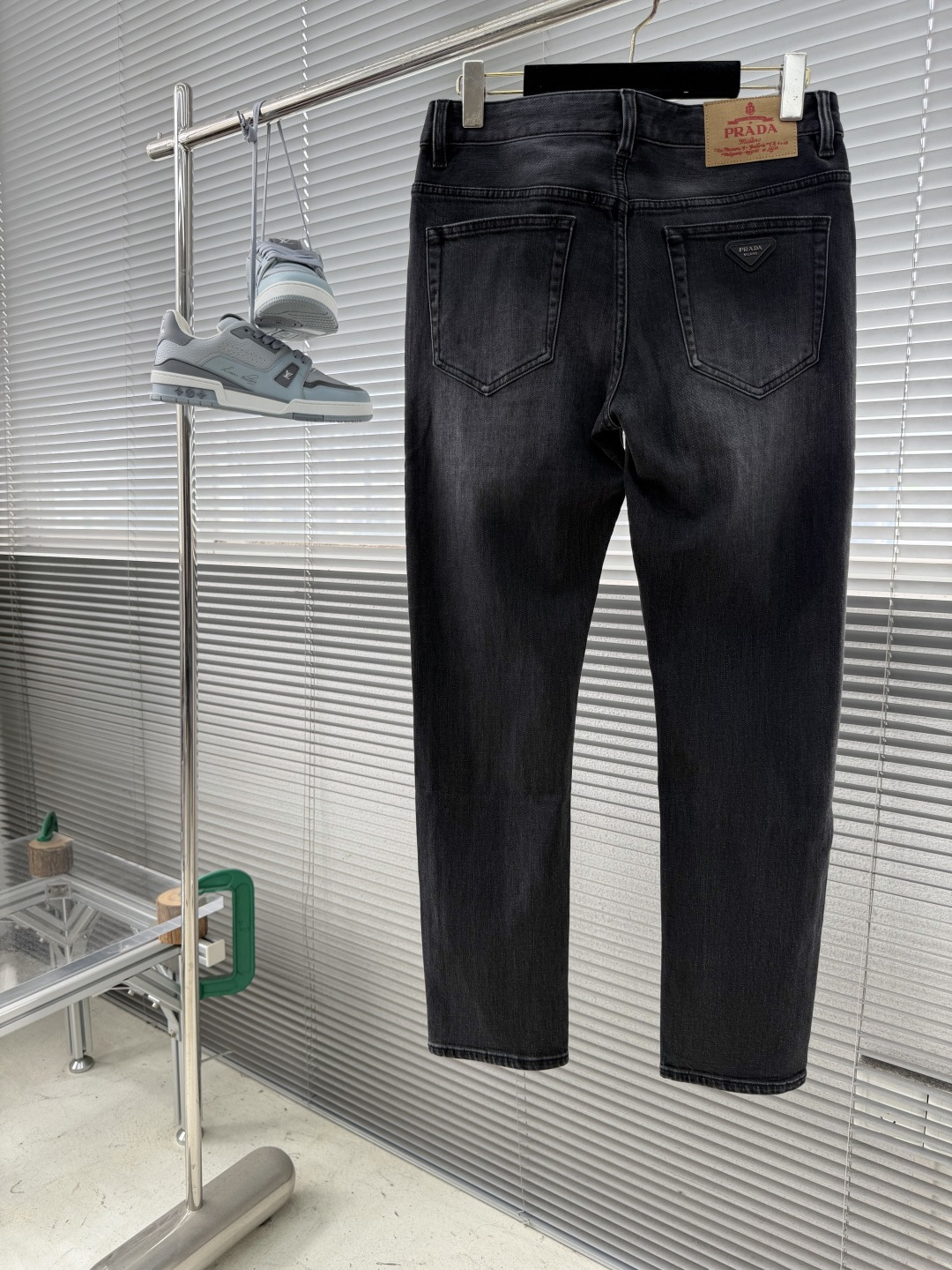 -PRAD 黑灰色小直筒牛仔裤，采用高品质丹宁面料，水洗做旧工艺带来复古质感。小直筒剪裁，舒适又显腿型，