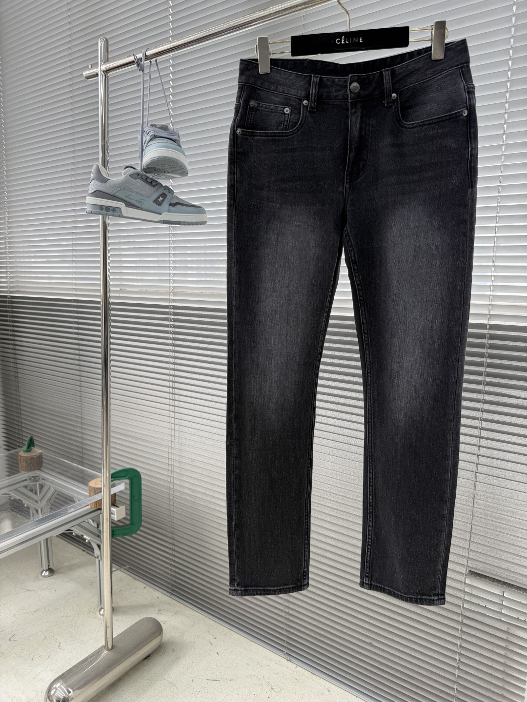 -PRAD 黑灰色小直筒牛仔裤，采用高品质丹宁面料，水洗做旧工艺带来复古质感。小直筒剪裁，舒适又显腿型，