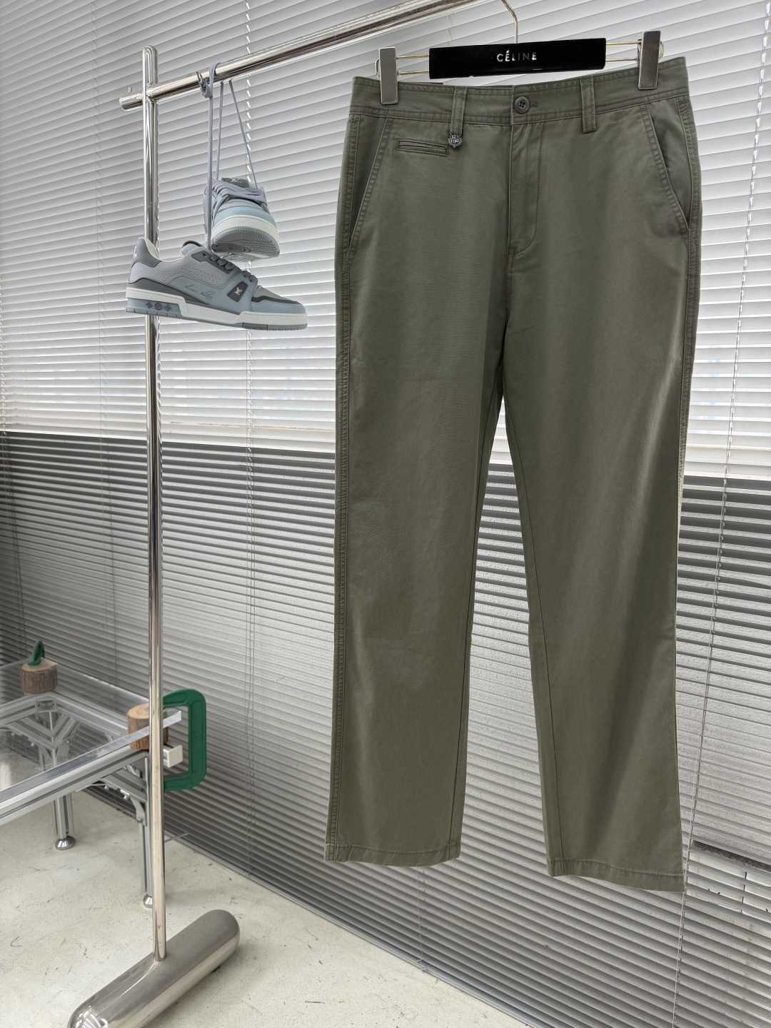 NO:872621,-Loro Piana Casual straight pants, good pants, the shape and fabric of the pants are very important!  Needless to say about the fabric!  Still continuing the classic!  The main body is made of 97 cotton 3 spandex and is made of noble horse cotton. The cotton quality is more delicate and lighter. The fabric is woven with tight siro spinning technology. The cloth surface is tight and not easy to deform and pill. It is 5A antibacterial and suitable for summer wear. After being washed, the hand and body feel are better. The pants are elastic and very comfortable!  !  The pants shape is well designed!  Straight-leg pants with a three-dimensional cut!  The upper body will be more comfortable. Even if you are a little fatter, you can control this style well. It is suitable for both business and leisure. In terms of details, the waist lining and pocket lining including the binding strips are clean and tidy. They are all made of Oxford spinning, custom buttons, overlocking tacks, genuine copper YKK zippers, etc. Good workmanship, you can see clearly through the details, perfect size 29-38 (35 37), loro piana,19860909-Loro Piana 休闲直筒裤、好裤子,裤型和面料很重要！面料不用多说！依然延续经典！大身97棉3弹性纤维绵中贵族匹马棉,棉质更加的细腻,更加的轻薄,紧密赛络纺工艺织造的面料,布面紧实不易变形起球,5A级抗菌,适合夏季穿着,而且经过了水洗处理后,手感和体感更佳,裤子有弹力,舒适度相当的好！！ 裤型方面设计的很到位！直筒裤型,偏立体的裁剪！上身会更加的舒适,即使稍微胖点也能很好的驾驭此款,商务休闲两相宜、 细节方面 腰部里衬,口袋内衬包括包边包条干净整洁,都是用的牛津纺,定制纽扣,锁边套结,正品铜制YKK拉链等等,好做工,通过细节就能看的一清二楚,完美 尺码29-38(35 37),,loro piana,,Men's clothing