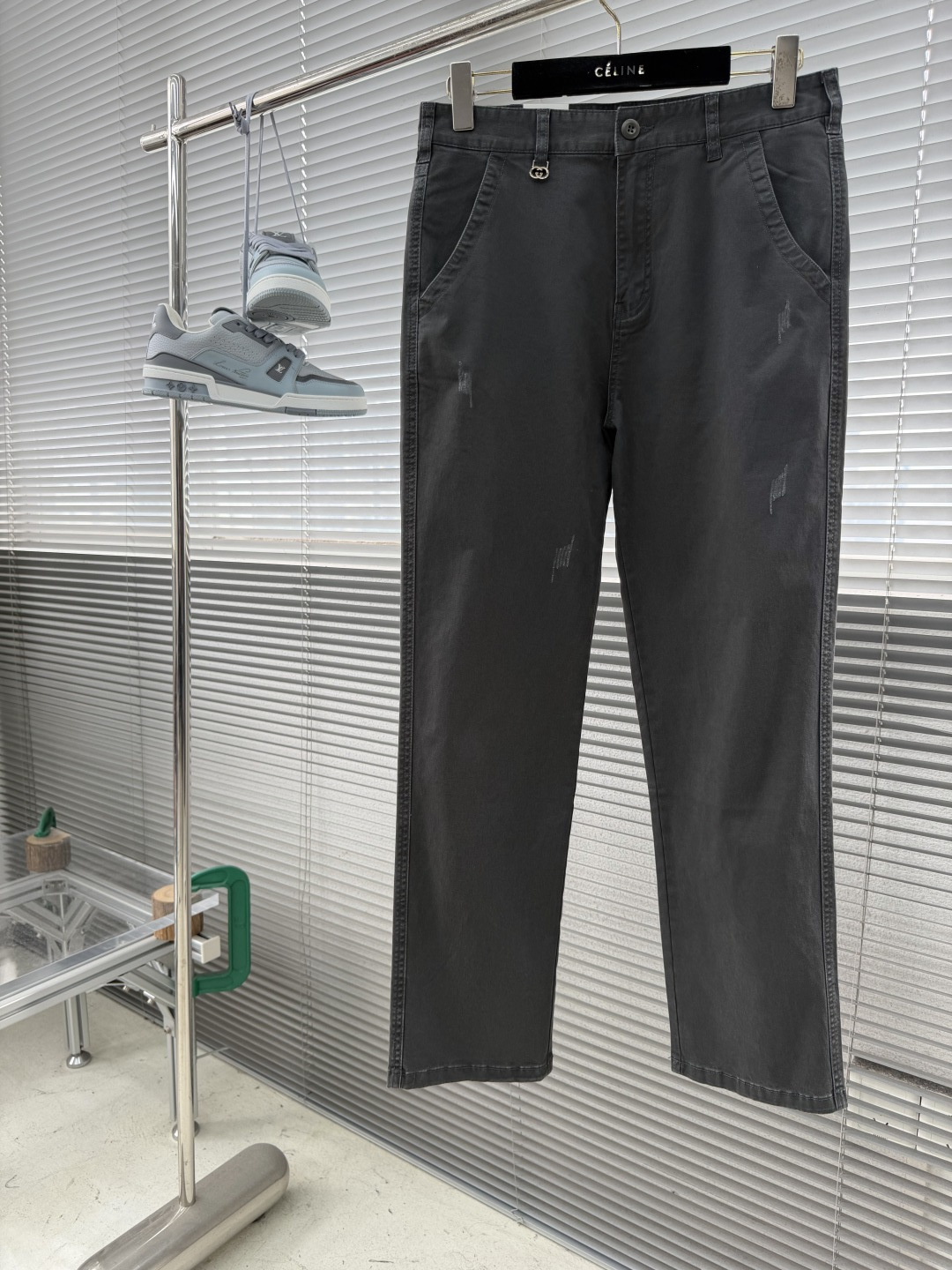 NO:872616,-GUCC's new men's business casual trousers. The same style at the counter, simple and elegant. Customized high-end fabrics with high elasticity, good fabric texture, slim straight legs. Sizes 29-38 (35 37),,gucci,19860909-GUCC新款男装商务休闲裤.专柜同款、简单大方.订制高端面料、面料带大弹力 、面料质感好、修身小直筒. 尺码29-38(35 37),,gucci,,Men's clothing