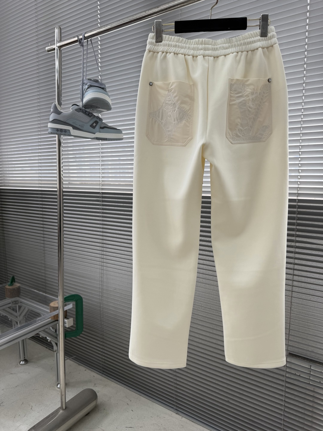 -驴牌 2026ss春夏时尚/休闲裤美学的焕新诠释,演绎浓郁的格调型时尚风范,细节感和设计感强悍.经典品