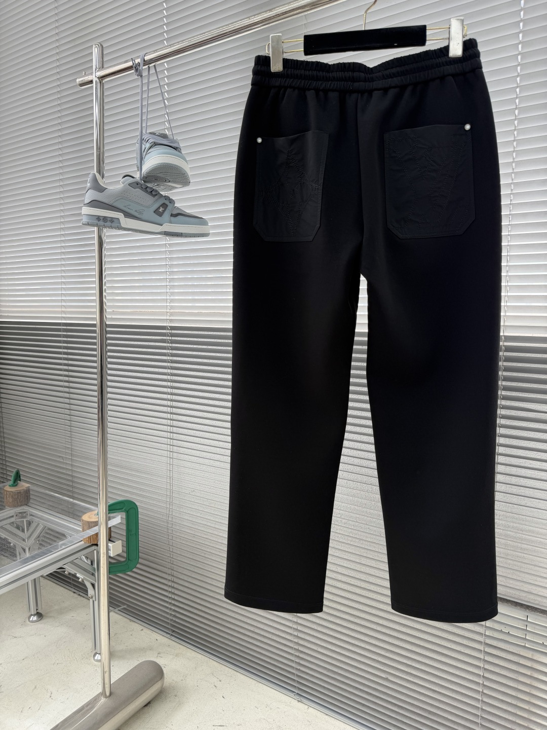 -驴牌 2026ss春夏时尚/休闲裤美学的焕新诠释,演绎浓郁的格调型时尚风范,细节感和设计感强悍.经典品