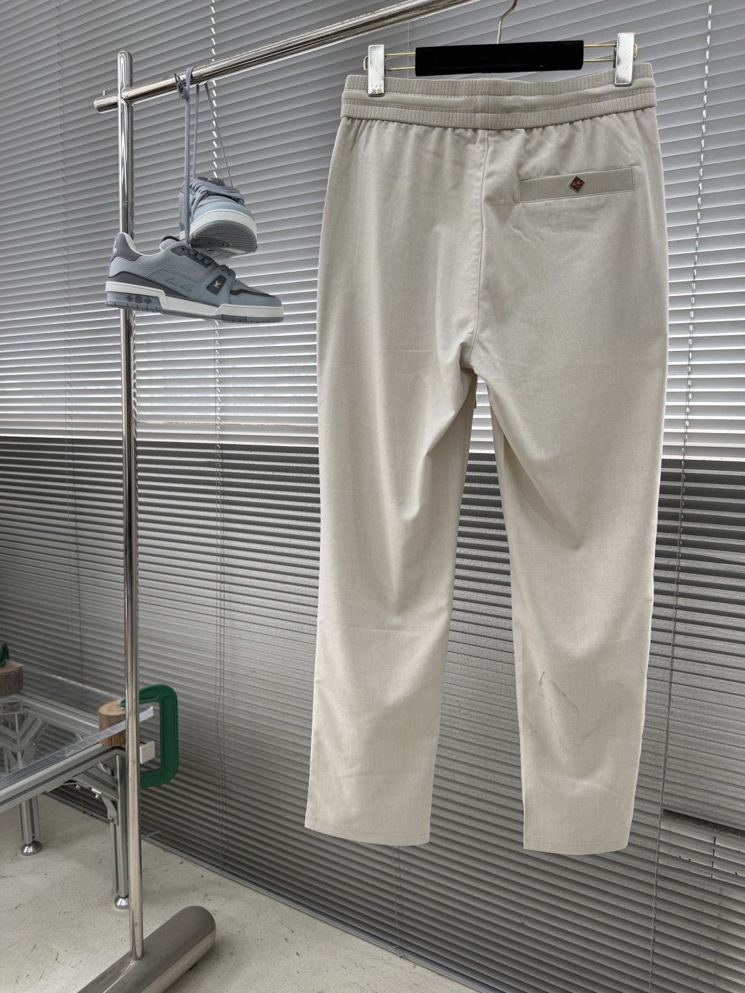 -Loro Piana 春夏季麻纹休闲裤长裤凝聚精裁工艺，以卓越非凡的版型和华贵创新的材质讲述传承与创新