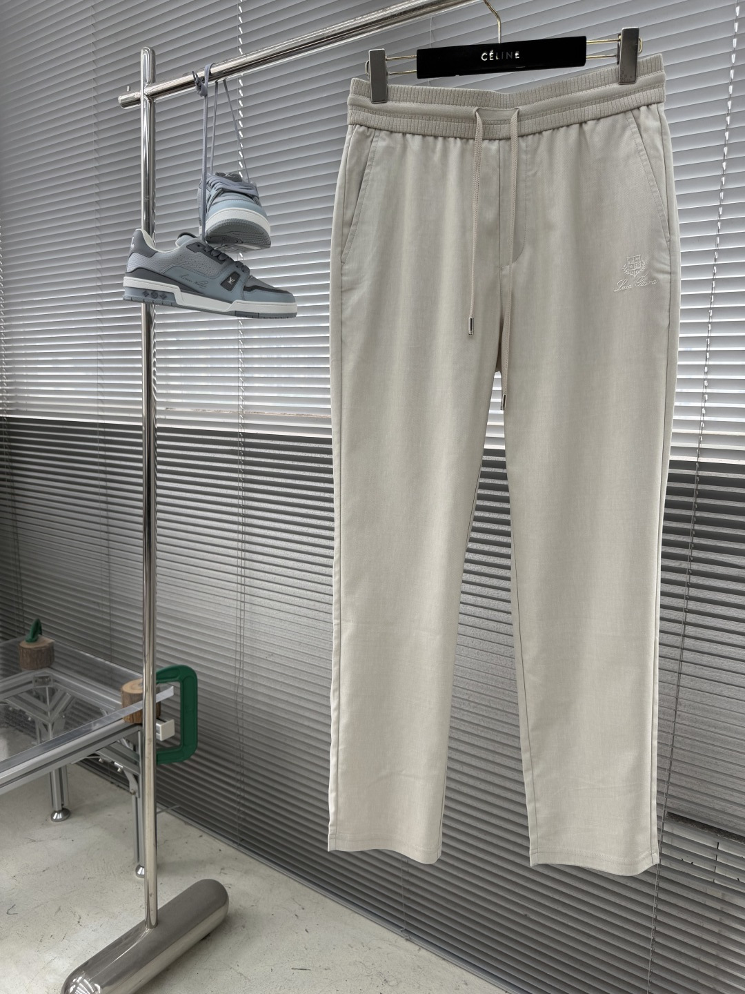 -Loro Piana 春夏季麻纹休闲裤长裤凝聚精裁工艺，以卓越非凡的版型和华贵创新的材质讲述传承与创新