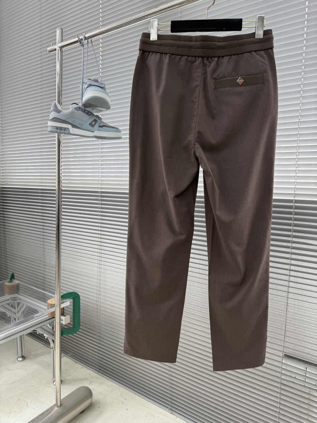 -Loro Piana 春夏季麻纹休闲裤长裤凝聚精裁工艺，以卓越非凡的版型和华贵创新的材质讲述传承与创新