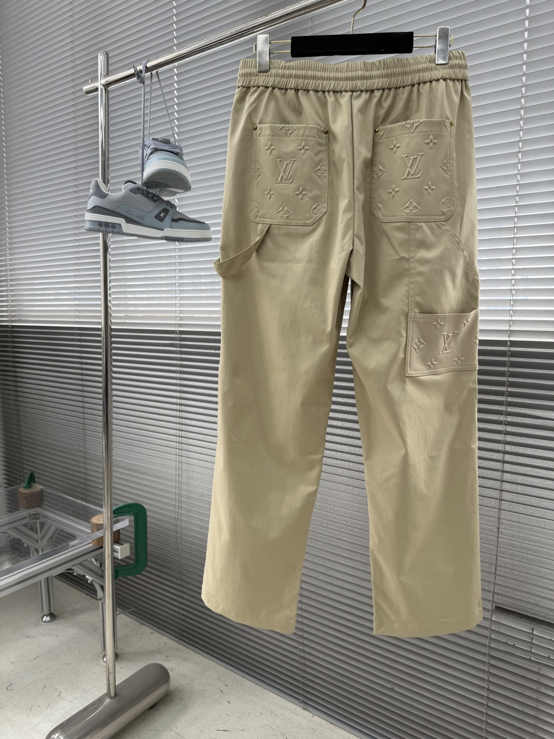 -驴牌 2026ss春夏时尚/休闲裤美学的焕新诠释,演绎浓郁的格调型时尚风范,细节感和设计感强悍.经典品